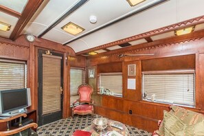 Interior - Pullman Train Car - Historic Train Car - Close to downtown (Fredericksburg)