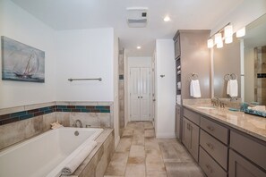 Bathtub, hair dryer, towels - Prime Downtown Location • Sleeps 6 • Private Patio (Fredericksburg)