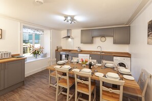 Four à micro-ondes, un four, lave-vaisselle, chaise haute