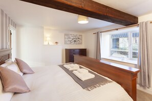 3 habitaciones, tabla de planchar con plancha, wifi y ropa de cama 