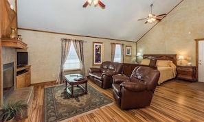 Smart TV, fireplace, DVD player, books - Private Hot Tub - Fire Place -  4 min. to downtown - Wildlife (Fredericksburg)