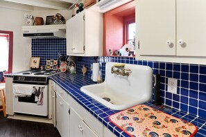 Fridge, microwave, oven, coffee/tea maker