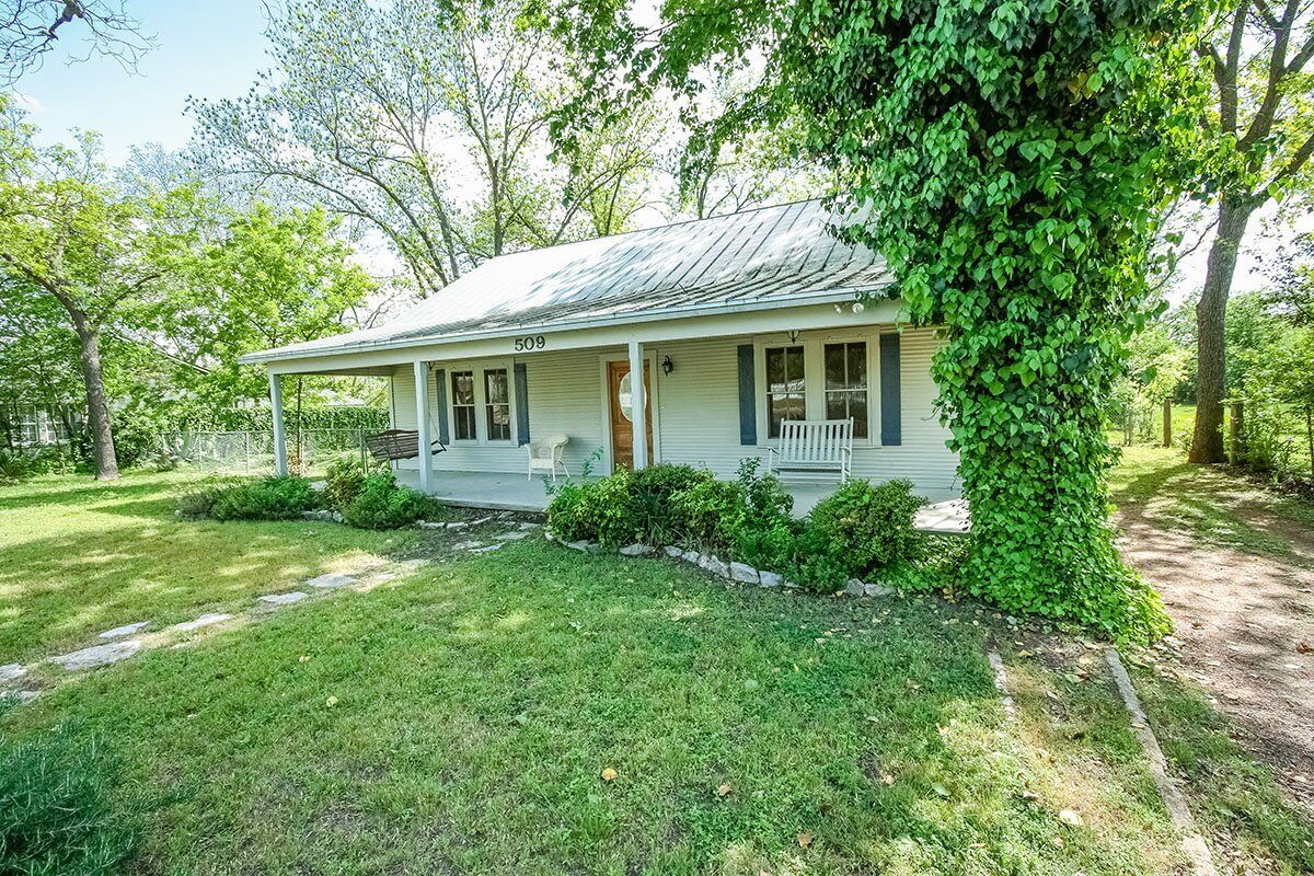 Newly remodeled, 1920's Vintage Cottage with a spacious backyard.