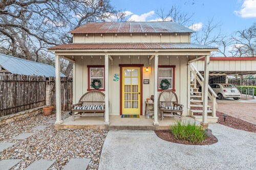 Charming Private 2-Story Cottage - Romantic Getaway - Close to Downtown