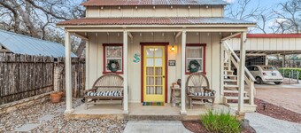 Charming Private 2-Story Cottage - Romantic Getaway - Close to Downtown