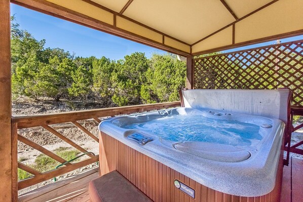 Outdoor spa tub - Appian Way Tuscan Cottage - Private Hot Tub - 4 min. to downtown - Wildlife (Fredericksburg)