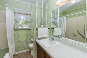Combined shower/tub, hair dryer, towels - Near the county fairgrounds & golf course - Short drive into Fredericksburg (Fredericksburg)