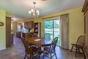 Dining - Near the county fairgrounds & golf course - Short drive into Fredericksburg (Fredericksburg)
