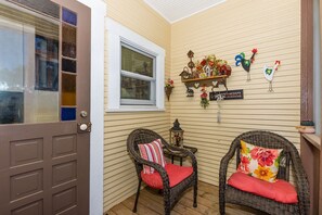 Property grounds - Mistletoe House - Walking distance to downtown - Getaway (Fredericksburg)