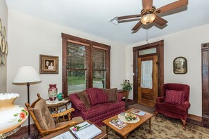 Smart TV - Mistletoe House - Walking distance to downtown - Getaway (Fredericksburg)