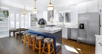 Prime PPB location, steps to all the restaurants, shops, 5 blocks to the beach!