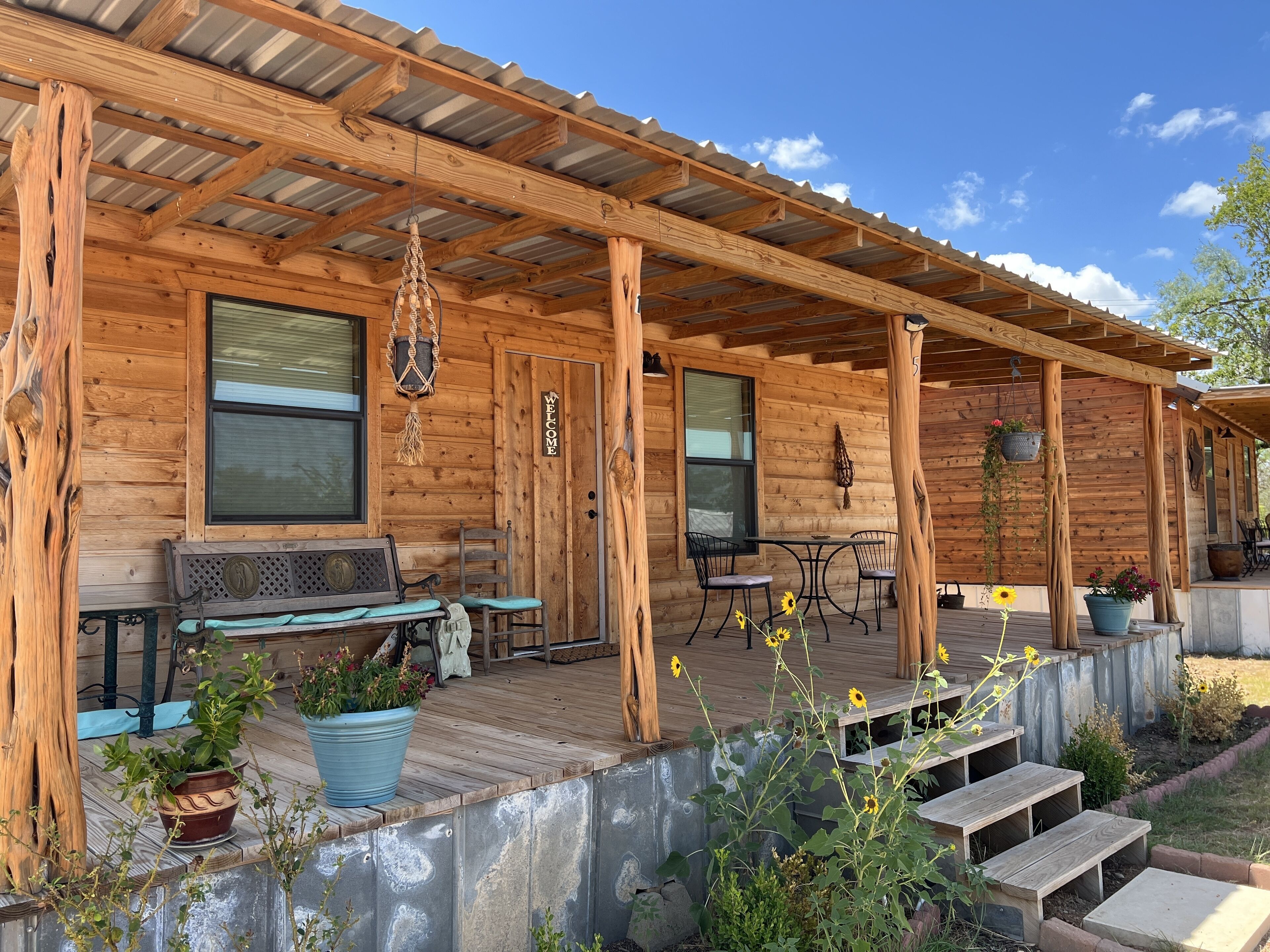 Adorable cabin, creek access. Dog Friendly! Sleeps 4