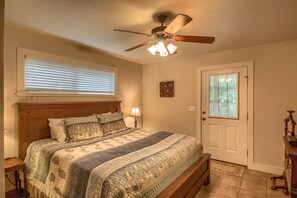1 bedroom, iron/ironing board, WiFi, bed sheets - Annette's Cottage A, 1.1 mile to Main Street, 4 min. drive, can walk. (Fredericksburg)