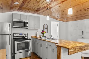 Een koelkast, een magnetron, een oven, een kookplaat