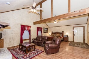 Interior - Appian Way Avalon Cottage - Private Hot Tub - 4 Min. to Downtown (Fredericksburg)