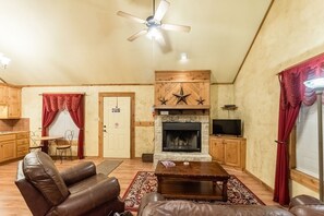 Fireplace, DVD player - Appian Way Avalon Cottage - Private Hot Tub - 4 Min. to Downtown (Fredericksburg)