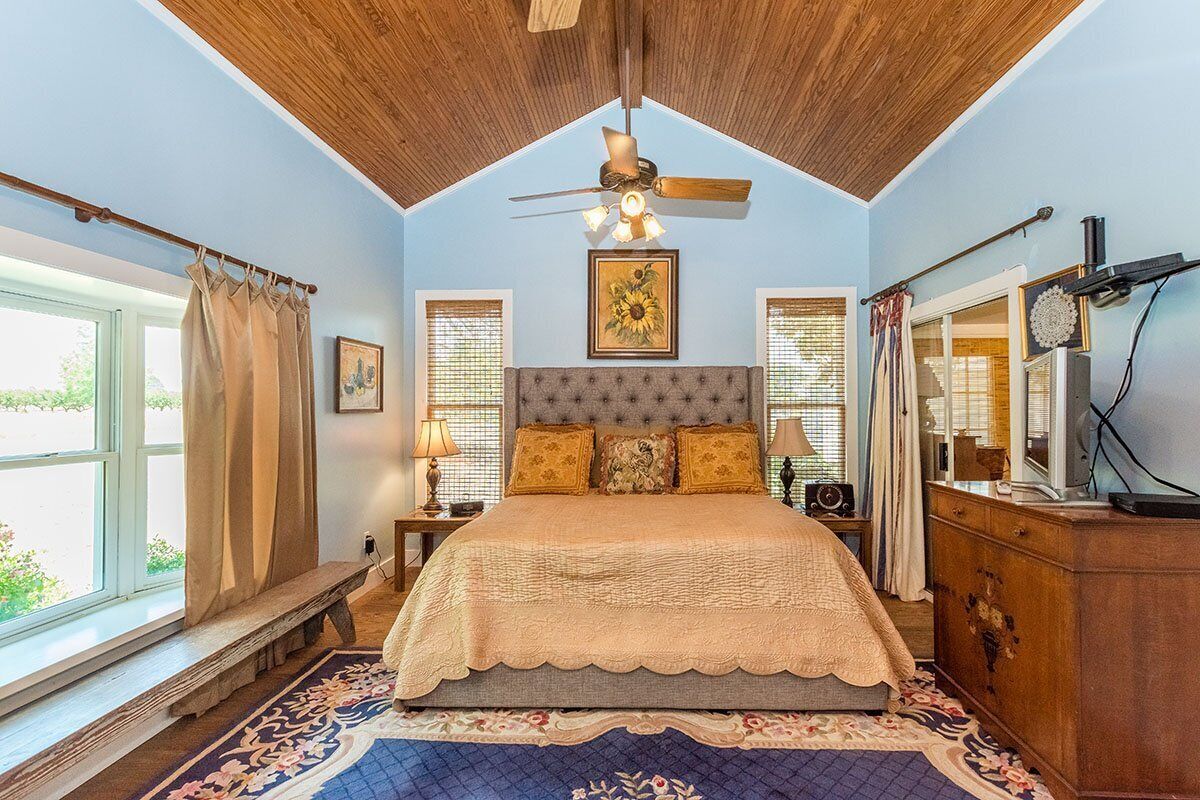 5 bedrooms, free WiFi, bed sheets