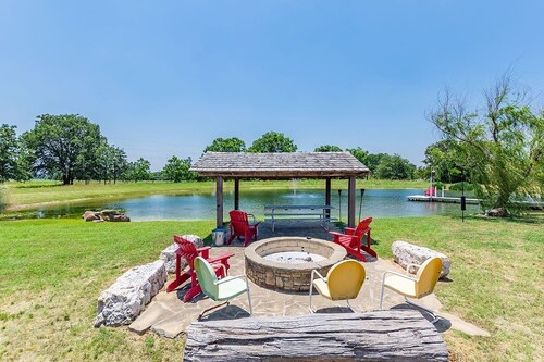 Pet friendly - located on a working Peach Orchard - Hill Country Views