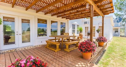 Fischer Farmhouse - Pet friendly - located on a working Peach Orchard!