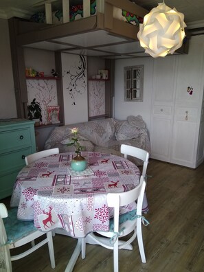 Dining - Annecy, Haute-Savoie (ANNECY)