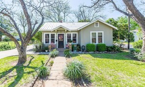 Exterior - Beverly Haus - 2 blocks from downtown - Romantic Getaway (Fredericksburg)