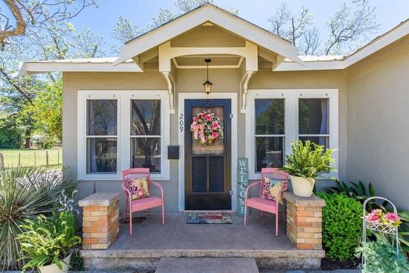 Exterior - Beverly Haus - 2 blocks from downtown - Romantic Getaway (Fredericksburg)