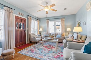 A living room with a ceiling fan, a sofa, a coffee table, and a rug. - 2 blocks from downtown - Off Street Parking - Romantic Getaway (Fredericksburg)