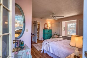 2 bedrooms, free WiFi, bed sheets - harming Downtown Fredericksburg Retreat – Cozy, Walkable, & Vintage (Fredericksburg)