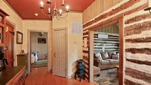Un interior de madera con una escalera que lleva a una sala de estar.