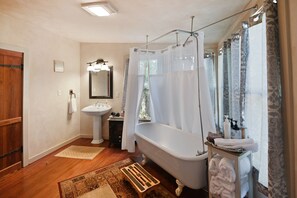 Combined shower/bathtub, towels - Private Hot Tub - Romantic Getaway - Golf Carts - Star Gazing (Fredericksburg)
