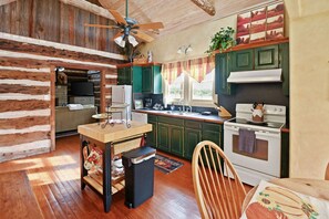 Refrigerador, microondas, cafetera/tetera, utensilios de cocina