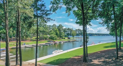 Lakefront Getaway "Right There" on the water in Reynolds community 2 bed/2 bath