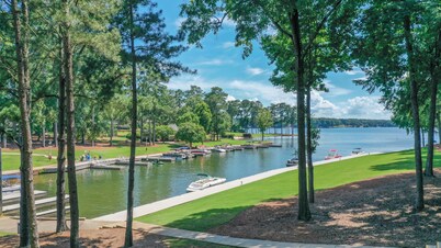 Lakefront Getaway "Right There" on the water in Reynolds community 2 bed/2 bath 