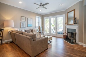 Smart TV, fireplace - Lakefront Getaway "Right There" on the water in Reynolds community 2 bed/2 bath (Greensboro)