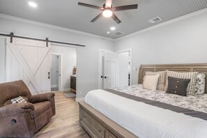 2 bedrooms, iron/ironing board, free WiFi, bed sheets - Pecan Farm Haus - Private Hot Tub - Newly renovated (Fredericksburg)