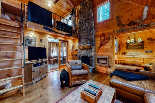 Lovely getaway with loft, Free WiFi, & wood-burning fireplace + free WiFi