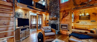 Lovely getaway with loft, Free WiFi, & wood-burning fireplace + free WiFi