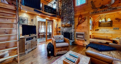 Lovely getaway with loft, Free WiFi, & wood-burning fireplace + free WiFi