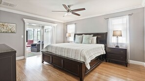 3 室のベッドルーム、デスク、アイロン / アイロン台、旅行用ベビーベッド