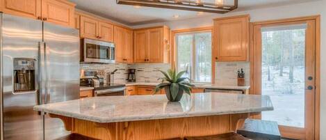 ثلاجة، ميكروويف، فرن، موقد طهي مسطح