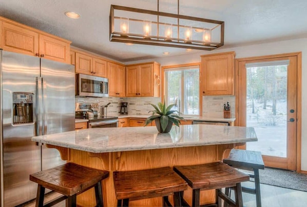 Køleskab, mikrobølgeovn, ovn, kogeplade