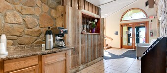 Casa Loma Inn & Suites by OYO Davenport IA near I-80