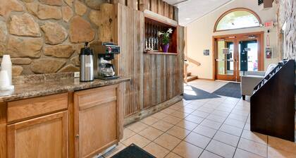 Casa Loma Inn & Suites by OYO Davenport IA near I-80