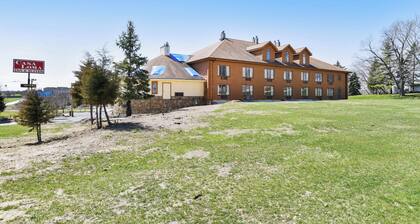 Casa Loma Inn & Suites by OYO Davenport IA near I-80