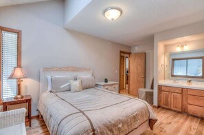 4 bedrooms, iron/ironing board, WiFi, bed sheets - Private deck facing the River, private hot tub, ping pong table, outdoor seating, sharc passes included! (Sunriver)
