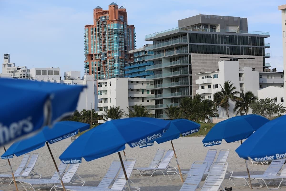 En la playa, camastros y toallas de playa 