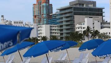 En la playa, camastros y toallas de playa