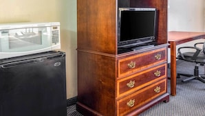 A minibar with a microwave, a television, and a refrigerator. - Heritage Inn & Suites by Capital O Baton Rouge I 10 (Baton Rouge)