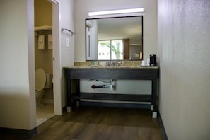 Bathroom - Heritage Inn & Suites by Capital O Baton Rouge I 10 (Baton Rouge)