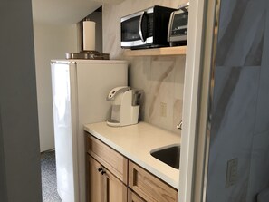 Kühlschrank, Mikrowelle, Wasserkocher mit Kaffee-/Teezubehör